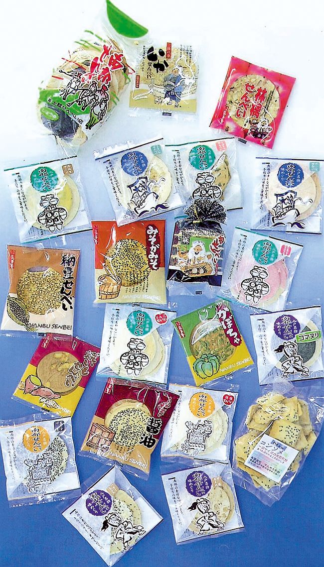 三八地方で売られているせんべいの数々。最近は１枚ずつ袋詰めにされた商品が主流という