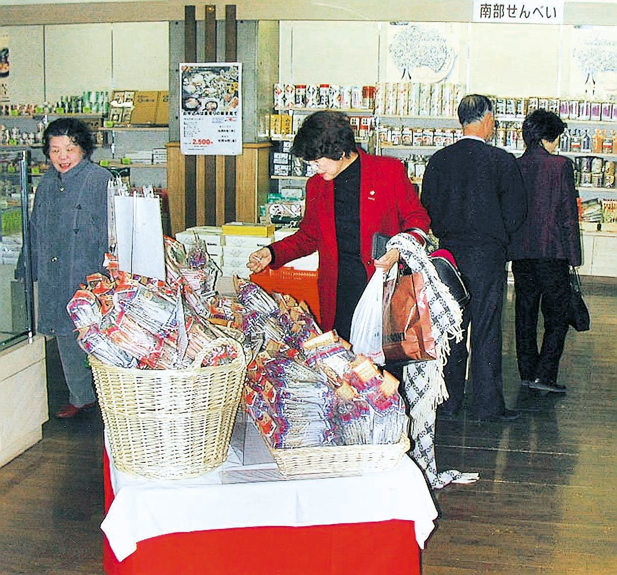 ＪＲ八戸駅前ユートリーの南部せんべい販売コーナー。観光客のせんべい人気は高い