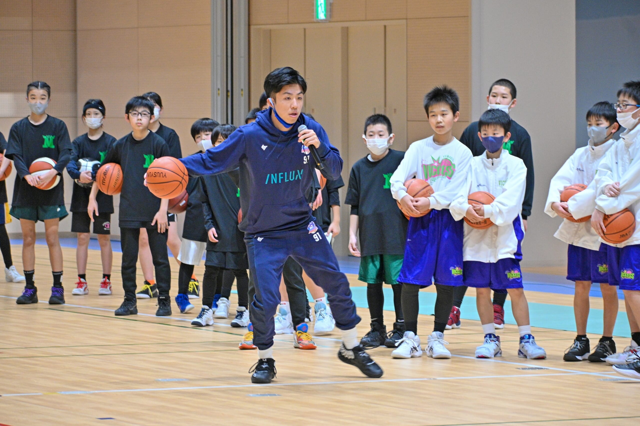ワッツ選手が指導　練習も試合も楽しく　むつで児童対象のバスケ教室