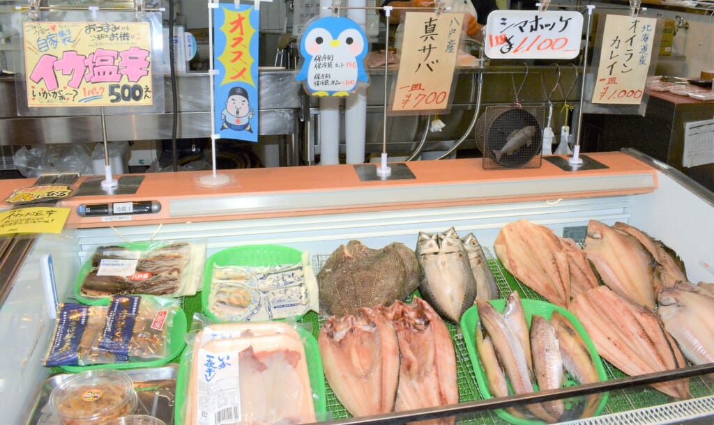 特製塩辛や干物に根強いファン　食堂も好評　八戸・新湊の鮮魚店「尾崎商店」