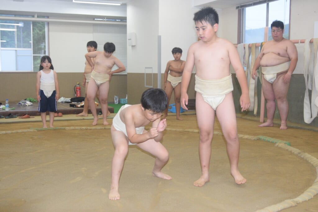 三戸小チーム、県相撲初Ｖ　努力結実、選手に笑顔