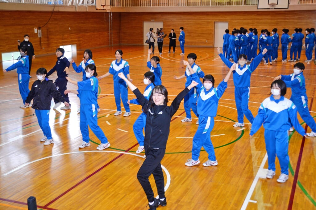 １対１やチア体験楽しく　青森ワッツ、八戸・北陵中でスポーツ教室