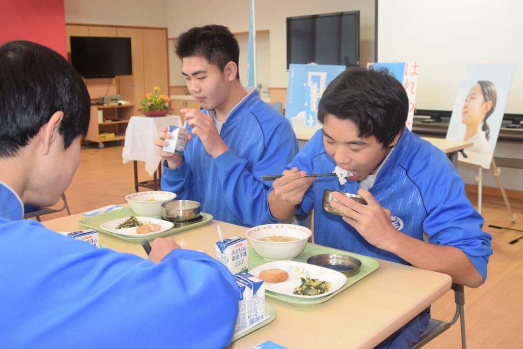 青森県内全小中、学校給食無償化　全国初、１０月から　県の２４年度予算案