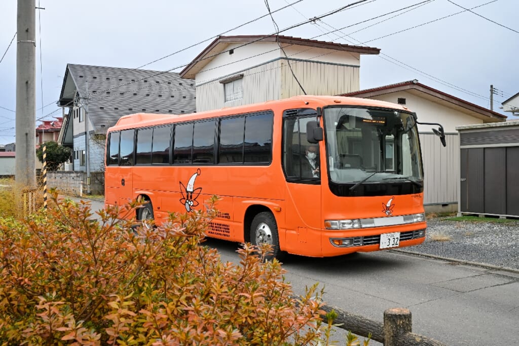 六戸町民バス」大幅減便へ スクールバス優先、利用状況も考慮