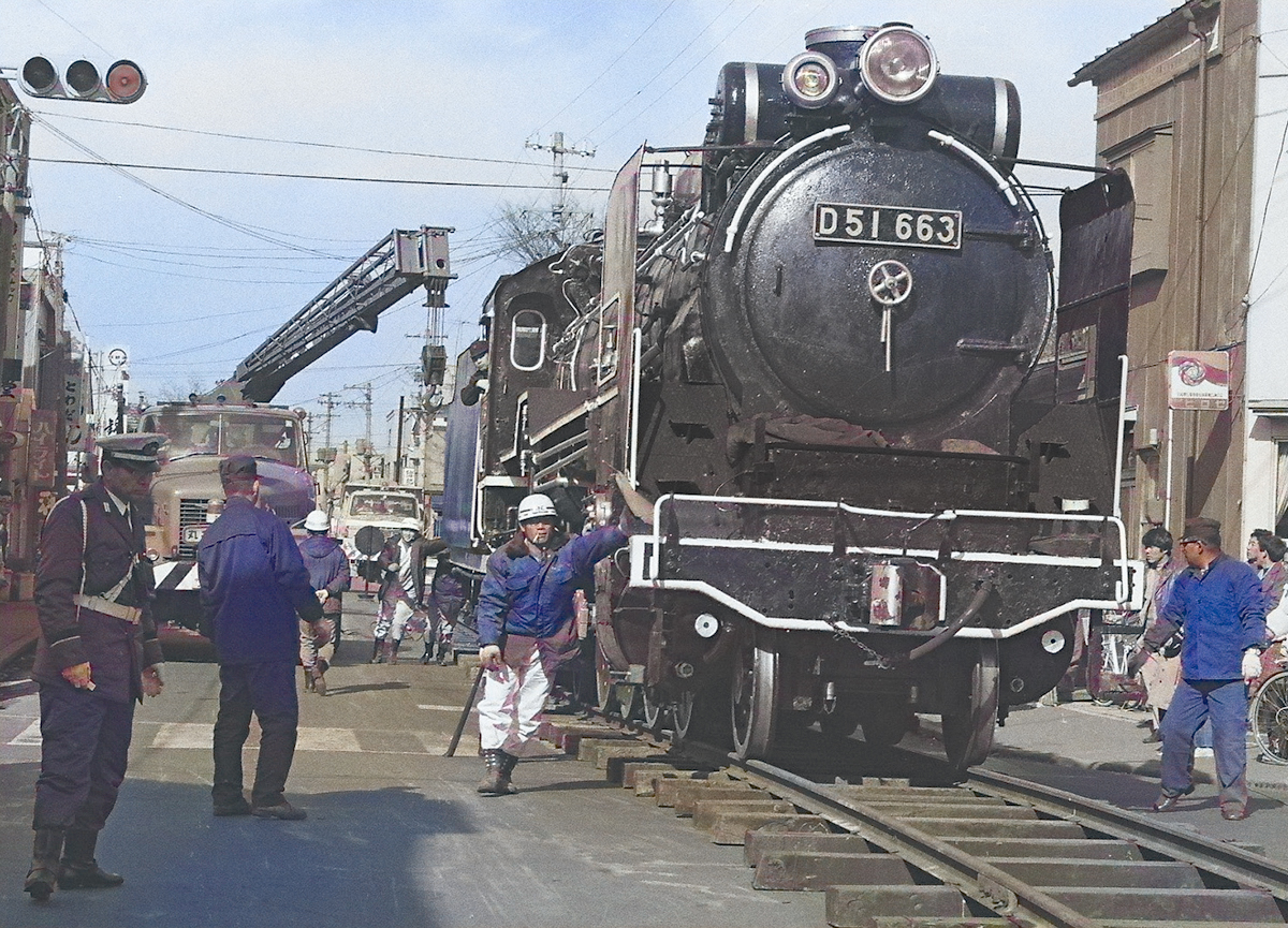 モノクロームに色をつけて 北奥羽カラー写真館】「D51」街を行く