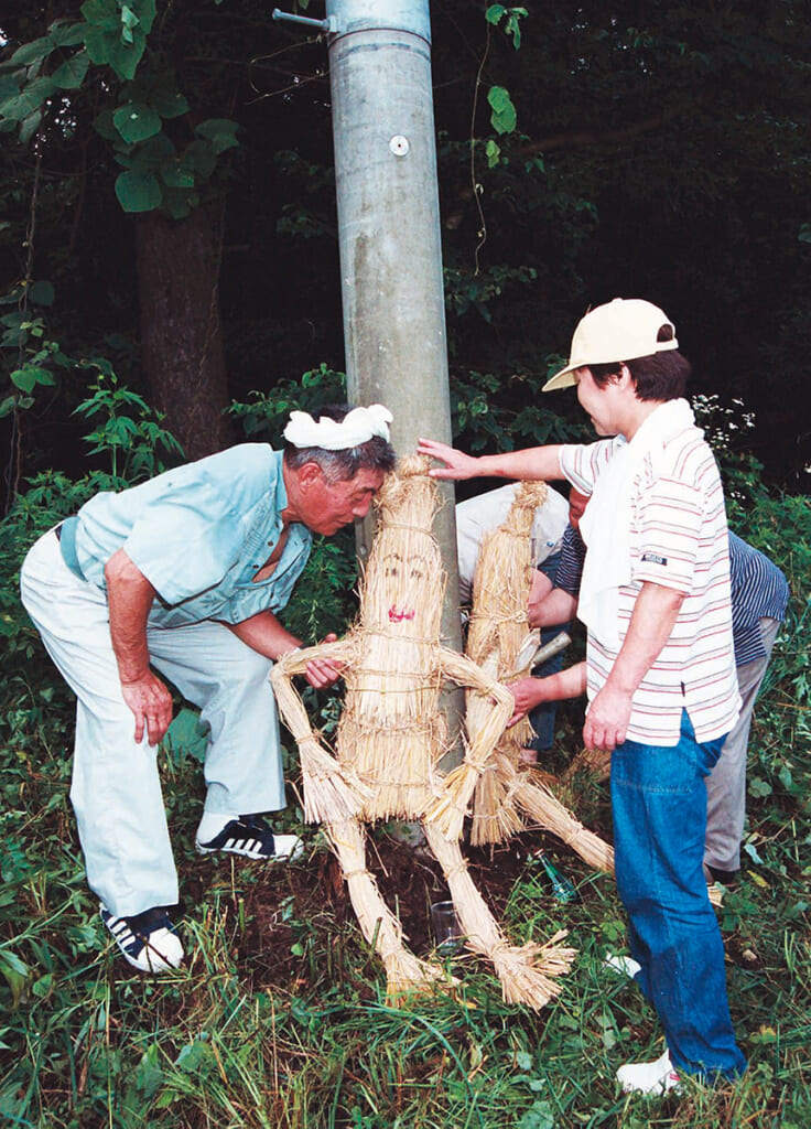 紙面アーカイブから】ふるさと探訪 倉岡地区のわら人形（七戸町）住民