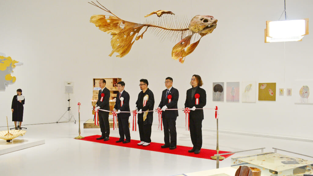 デジタル限定・写真追加】まるで本物、幻想的に金魚描く 企画展「水面