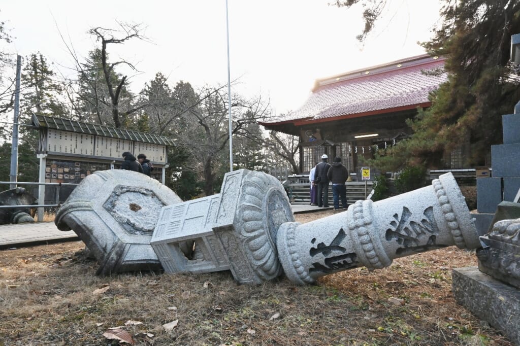 八戸震度6強】長者山新羅神社で石灯籠倒壊 八坂神社の鳥居も