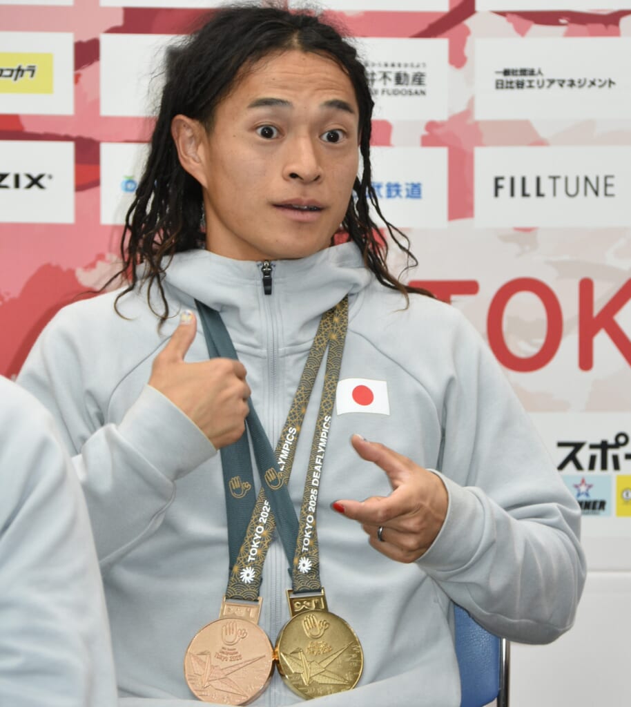 佐々木琢磨選手（五戸出身）に県民栄誉賞 – デーリー東北デジタル