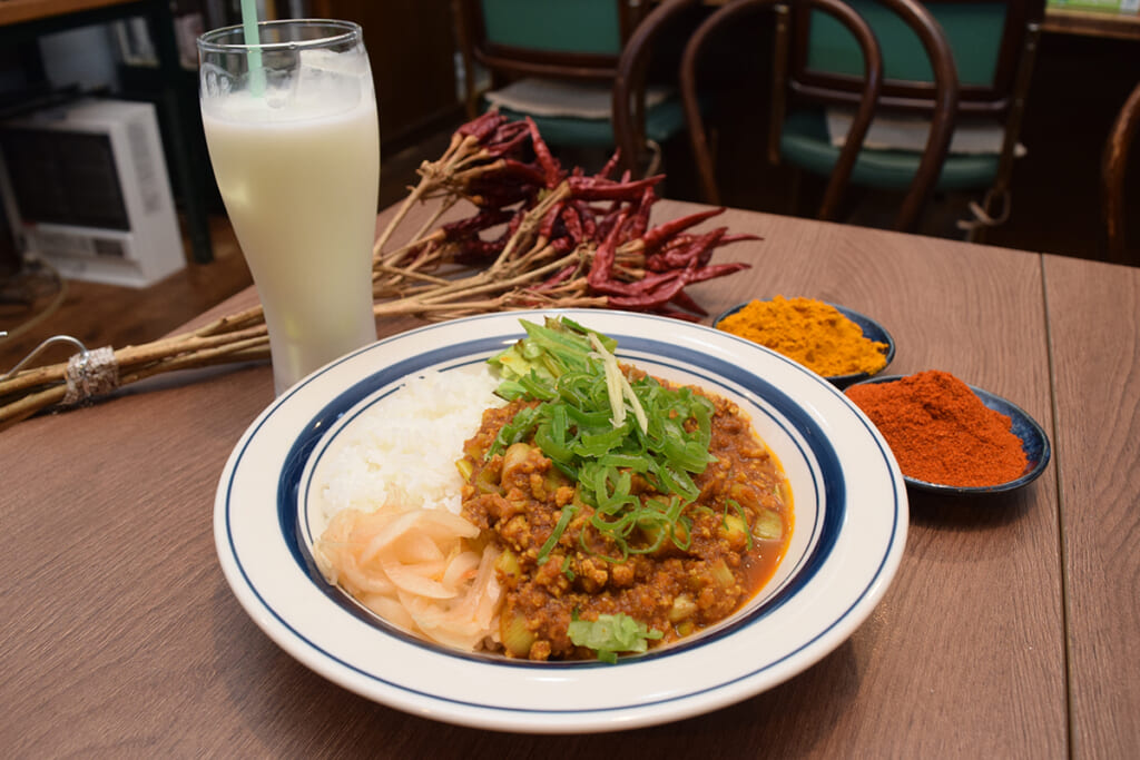 汗がほとばしるカレー食堂「カタルカ」の「ねぎたっぷり鶏豚KEEMAカレー」激辛