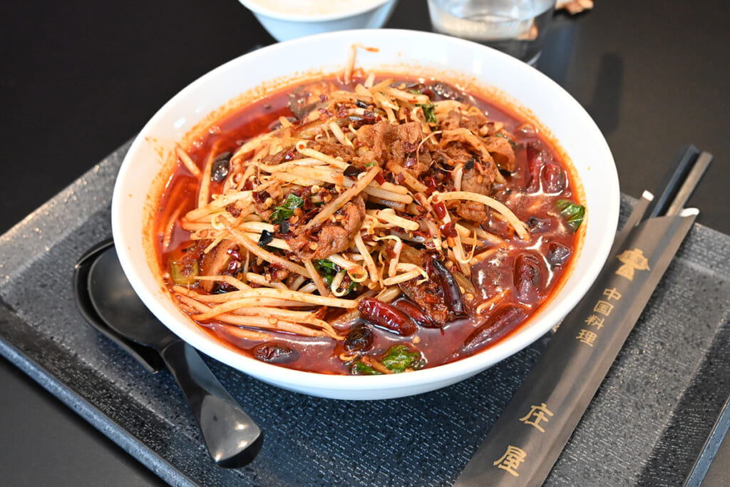 「地獄の入り口へようこそ」と挑戦者をあおる「中国料理　庄屋」の辣々麺