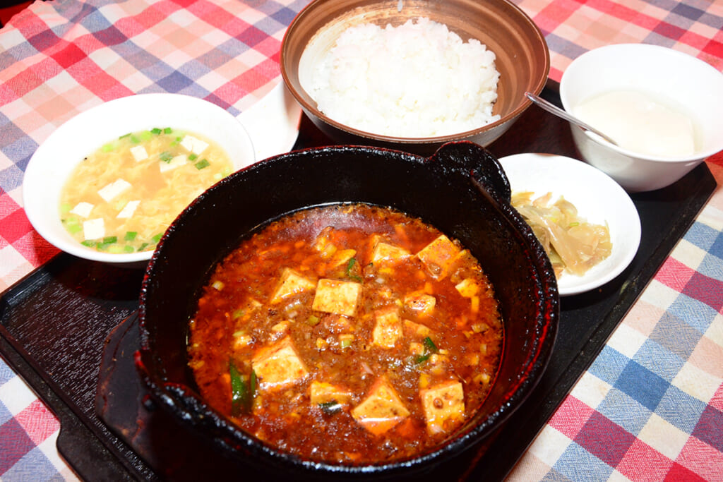 鉄鍋でぐつぐつ煮えたぎる、ちゃぷすいの「四川風鉄鍋麻婆豆腐」