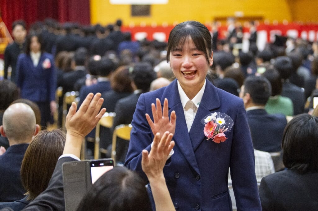 思い出たくさん、いざ巣立ち 青森県内の高校で卒業式 – デーリー東北